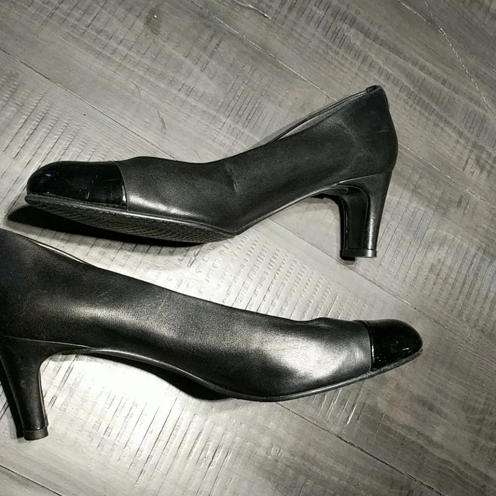 Stuart Weitzman leather w/ patent leather heels - Picture 4 of 9